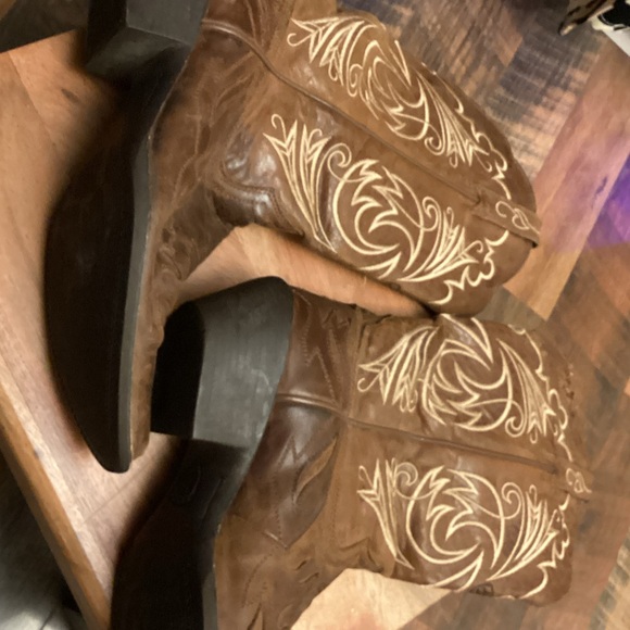 Ariat Brown Cowboy Boots - EUC! - Picture 2 of 4